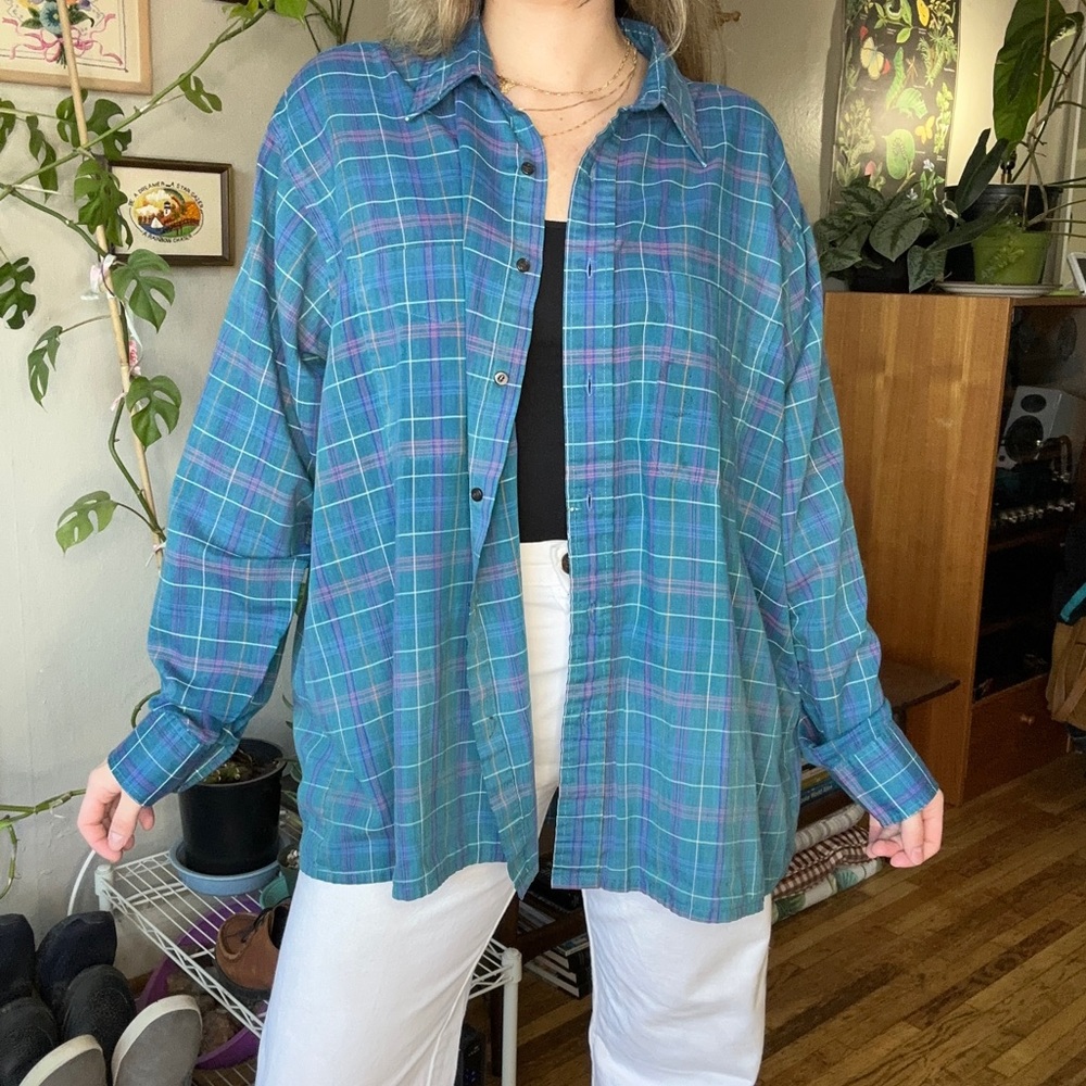 Beautiful lightweight vintage plaid button down with two front pockets